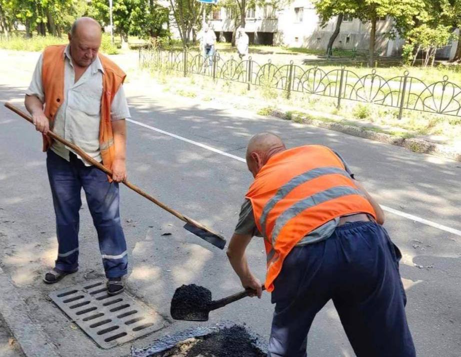Черкаські комунальники очищують зливоприймані колодязі