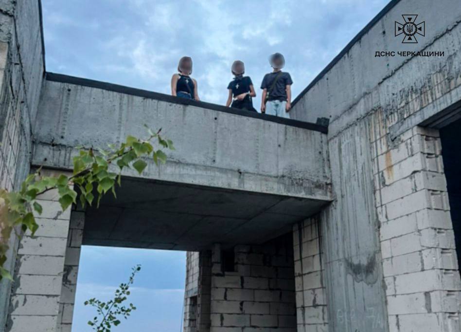 У Черкасах рятувальники зняли з висоти трьох дітей