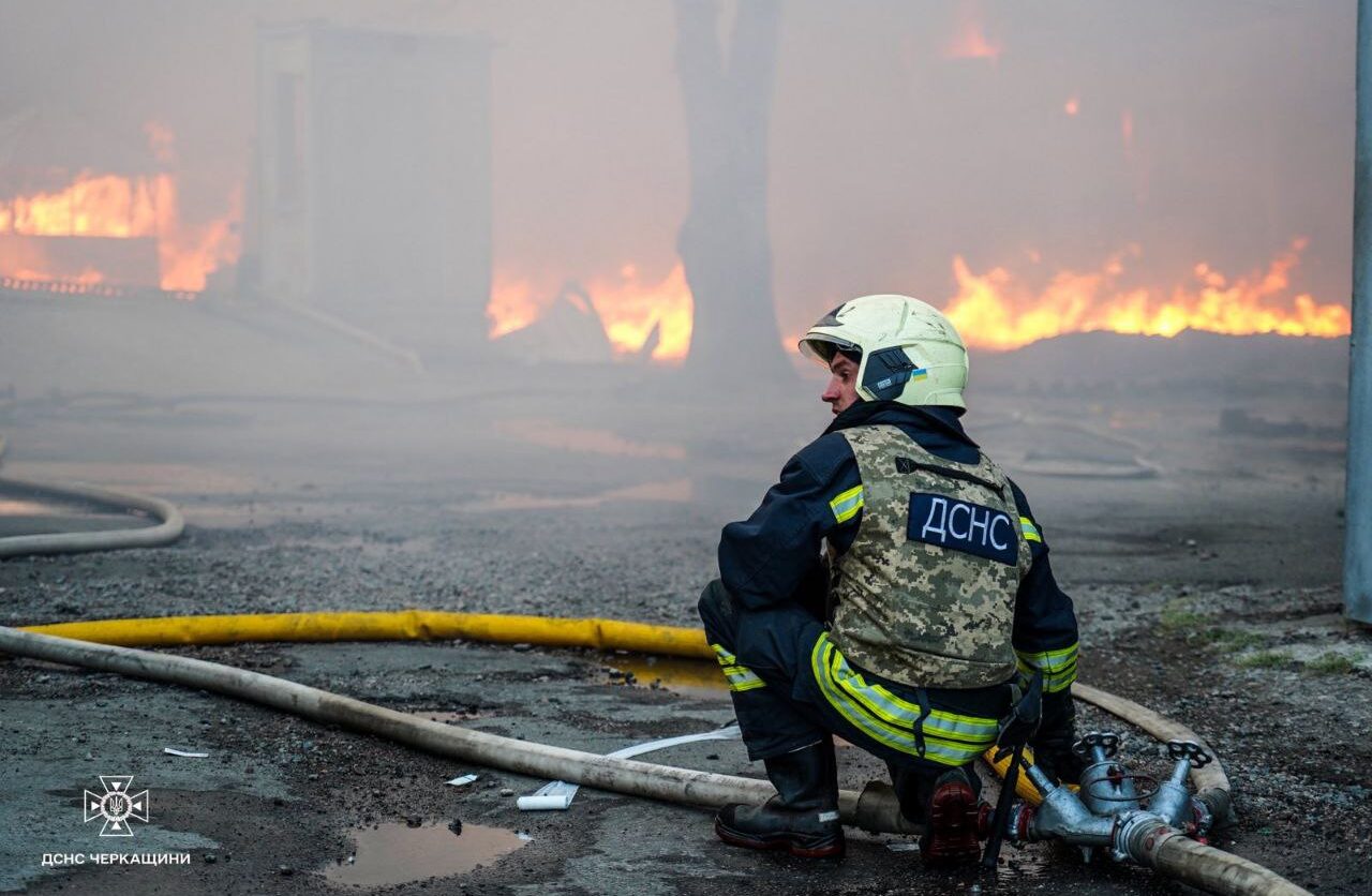 Пожежу, яка виникла в Черкасах унаслідок ворожої атаки, ліквідували 75 рятувальників