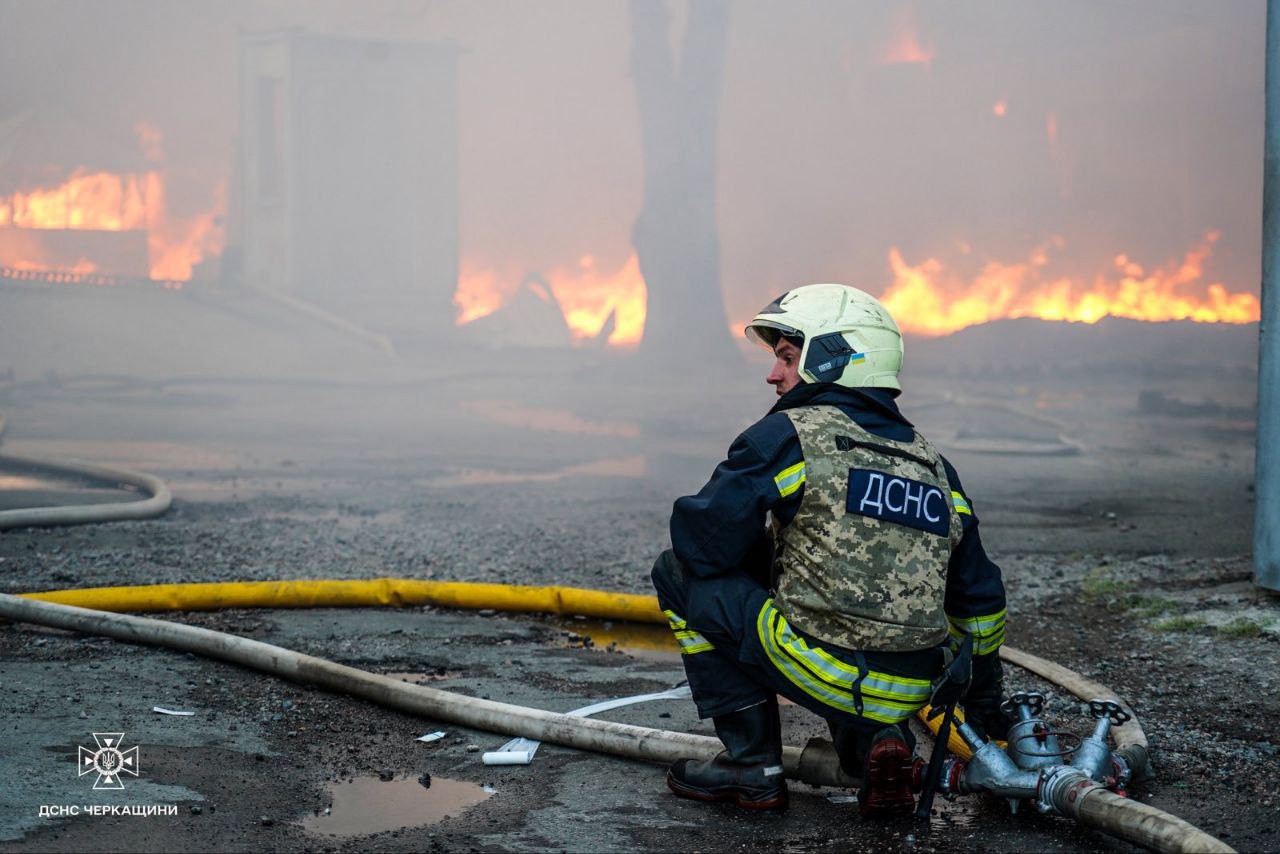 Пожежу, яка виникла в Черкасах унаслідок ворожої атаки, ліквідували 75 рятувальників