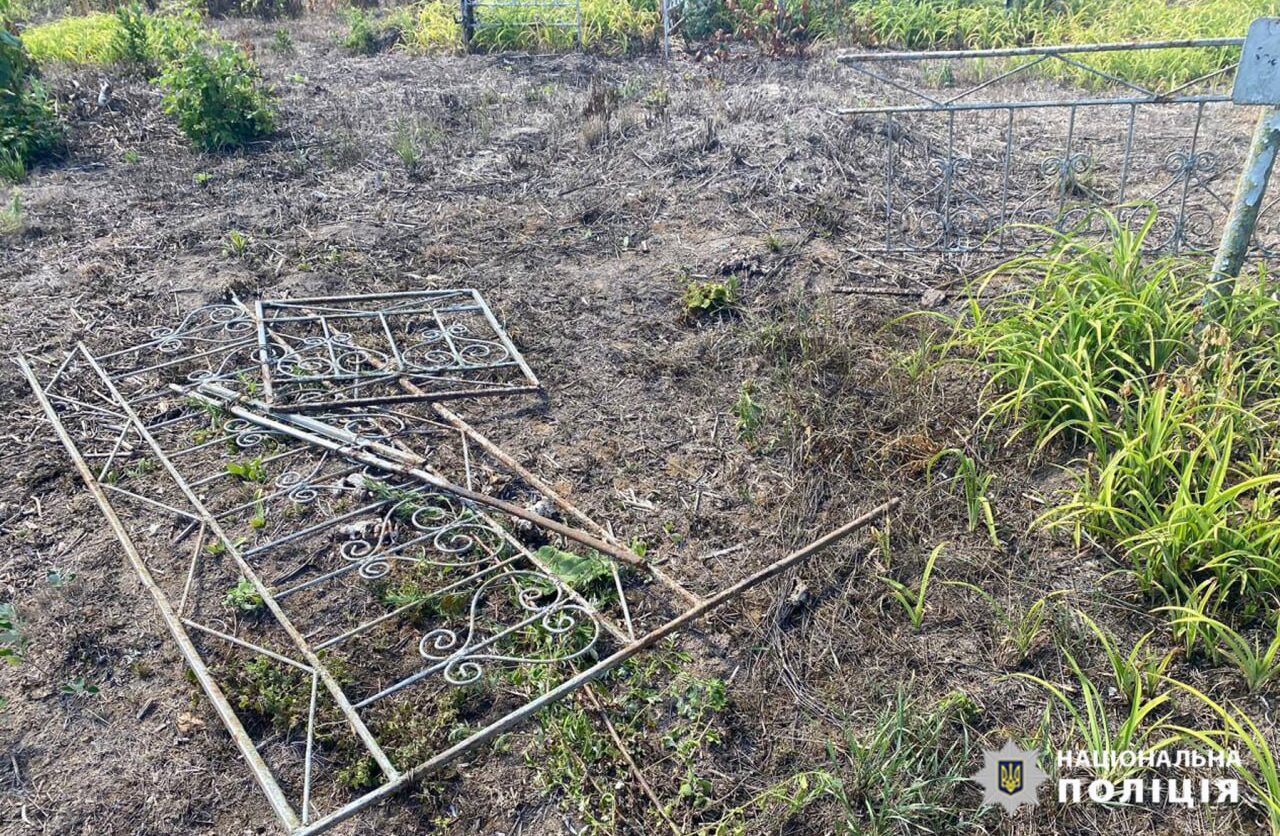 Хотів підзаробити: в Жашкові чоловік зірвав огорожу на могилі