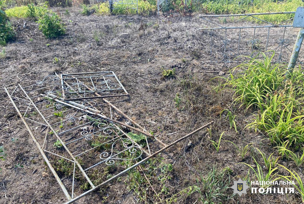 Хотів підзаробити: в Жашкові чоловік зірвав огорожу на могилі
