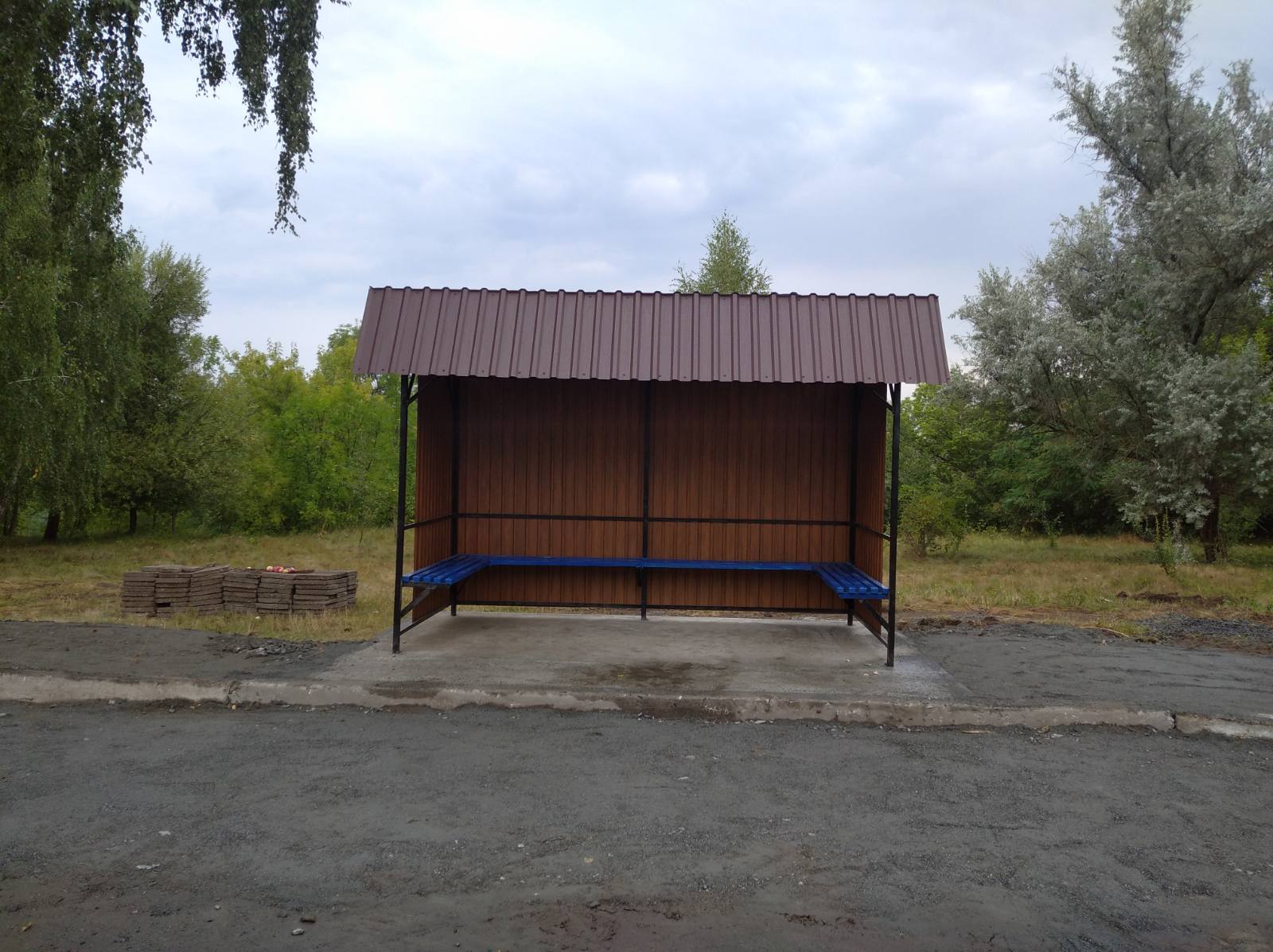 У селі на Тальнівщині комунальники встановили нову зупинку
