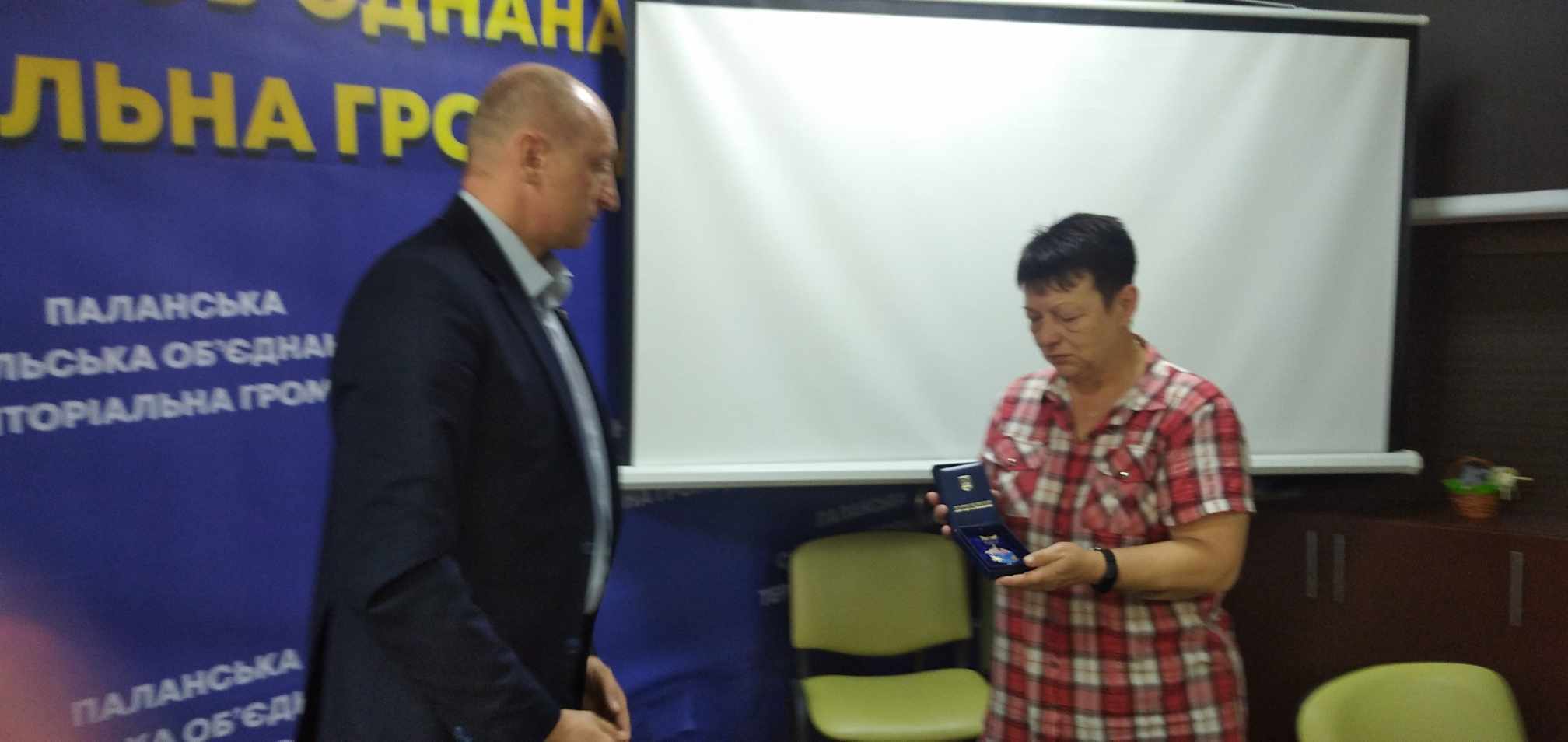 На Уманщині матері загиблого Героя вручили відзнаку