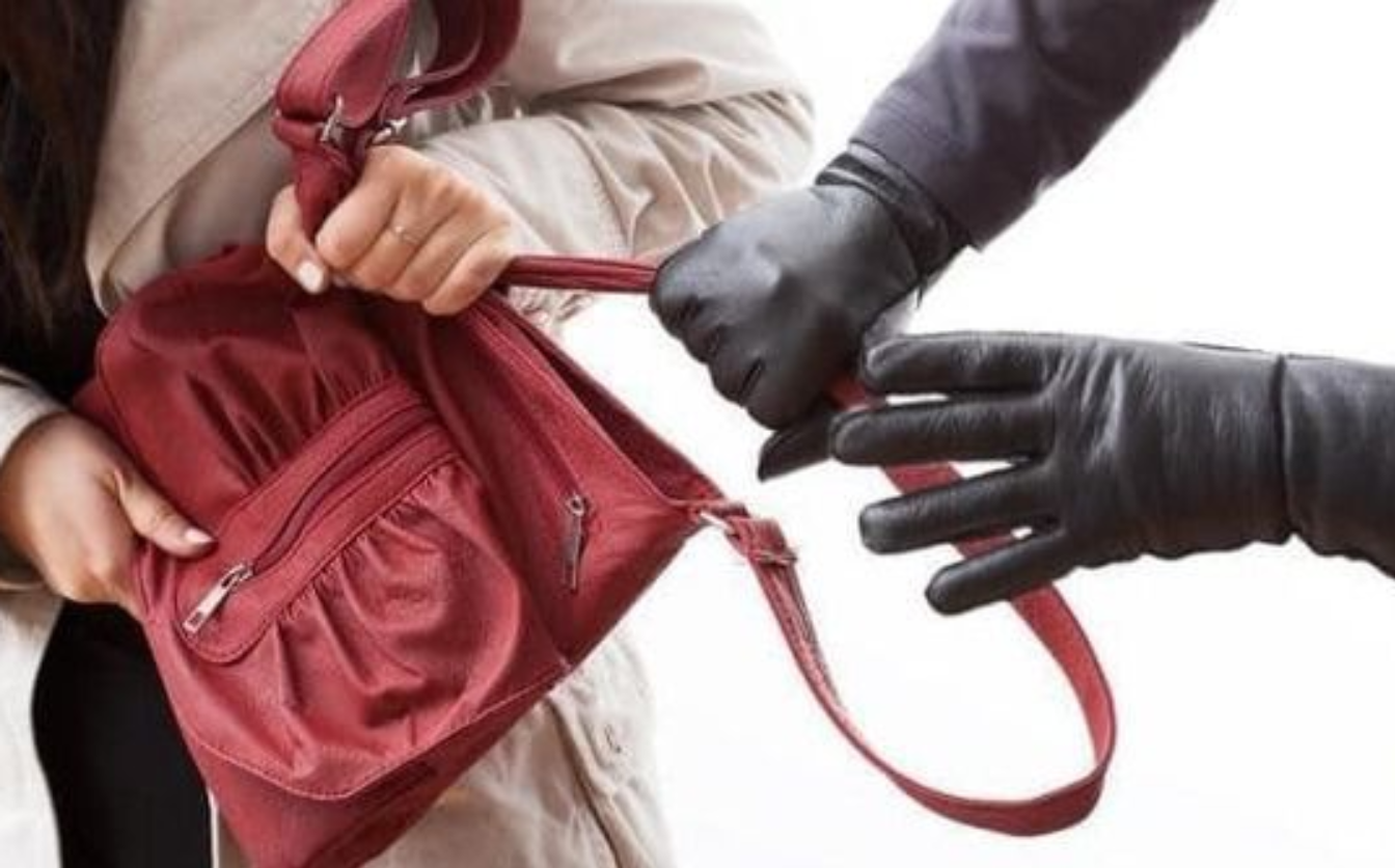 Зірвала з вагітної сумку: черкащани затримали грабіжницю