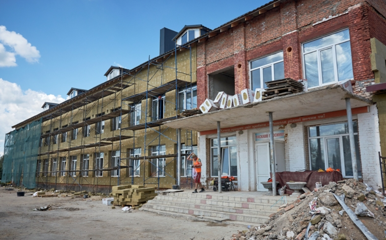 Паланський ліцей, який зруйнувала рф, продовжують відновлювати (ФОТО)