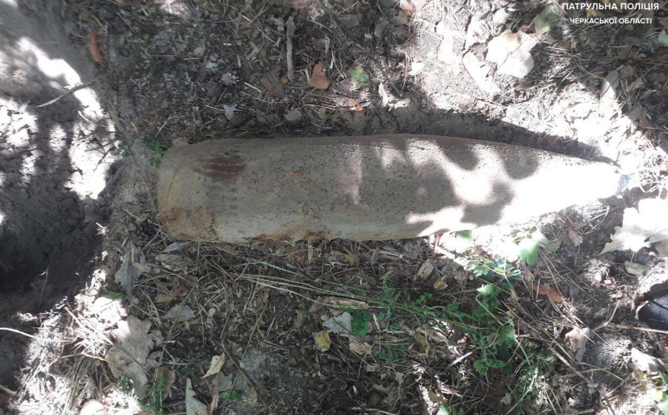 У Черкасах чоловік знайшов снаряд