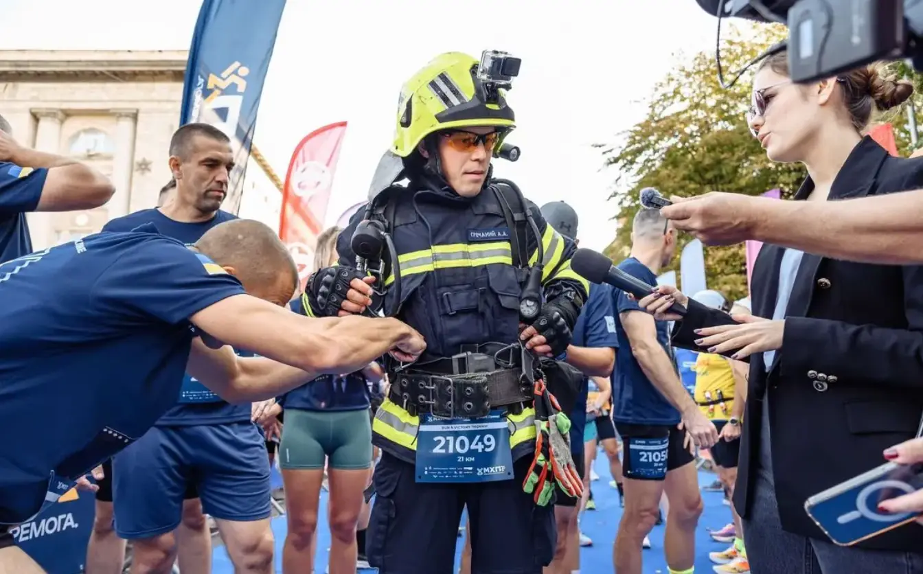 У Черкасах рятувальник пробіг 21 км у повному спорядженні в пам’ять про побратима