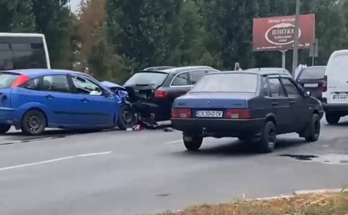 Одну людину госпіталізували: масштабна ДТП сталася в Черкасах (ВІДЕО)