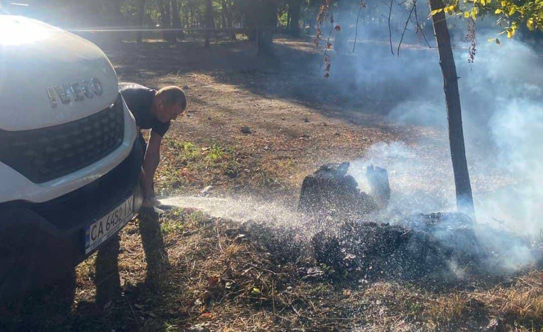 Невідомі ледь не спричинили пожежу в одному з черкаських парків (ФОТО)
