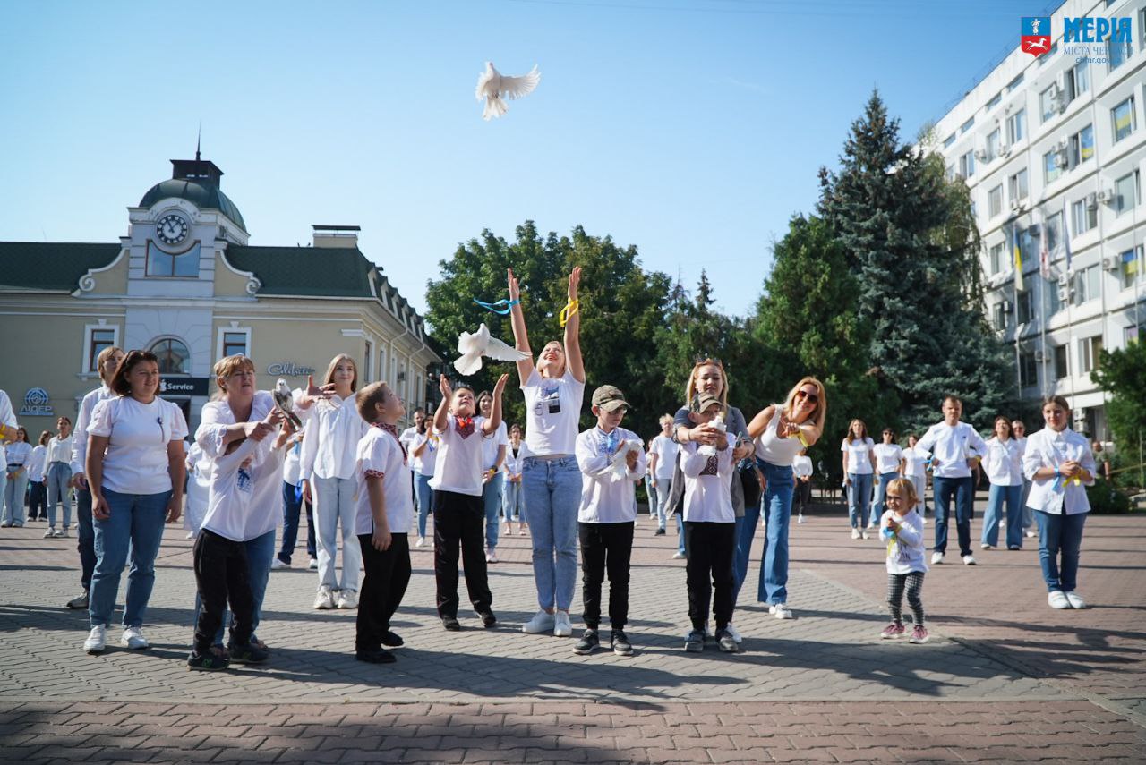 Із нагоди Міжнародного дня миру в Черкасах відбувся флешмоб (ФОТО)