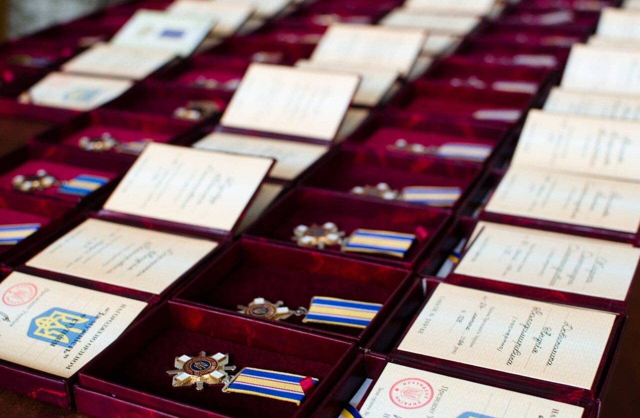Орденами “За мужність” відзначили захисників із Канева