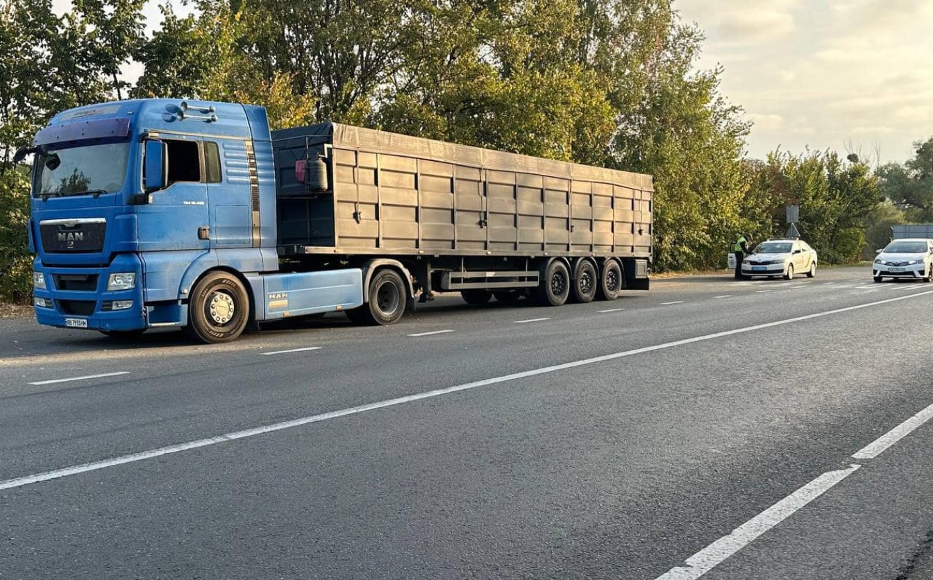 На Черкащині виявили водіїв, які приховували номери та перевантажили транспорт