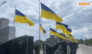 На Алеї Героїв у Черкасах замінюють державні прапори