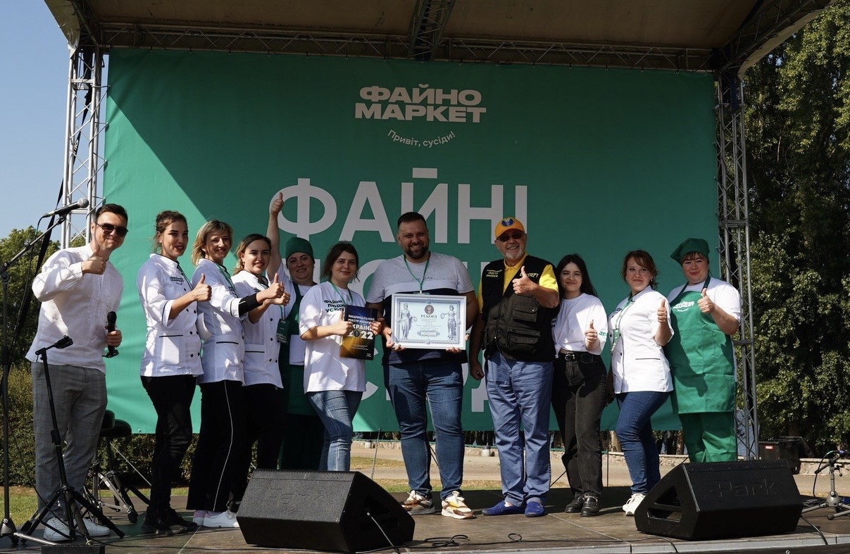 Файно Маркет встановив рекорд з найбільшого борщу та зібрав 76 072 грн для ЗСУ в Черкасах (ФОТО)