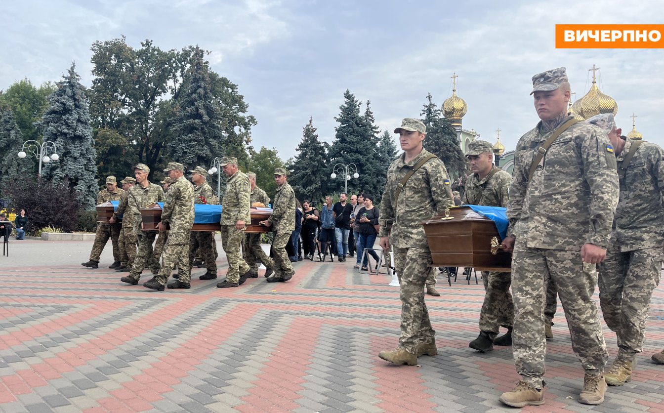 Провели на колінах: у Черкасах попрощалися із трьома воїнами (ФОТО)