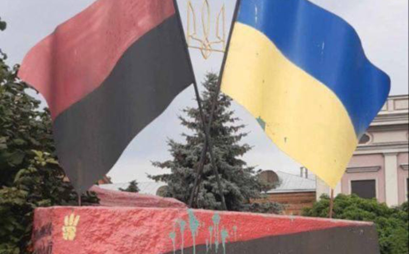 Невідомі облили монумент Бандері та Шухевичу в Черкасах