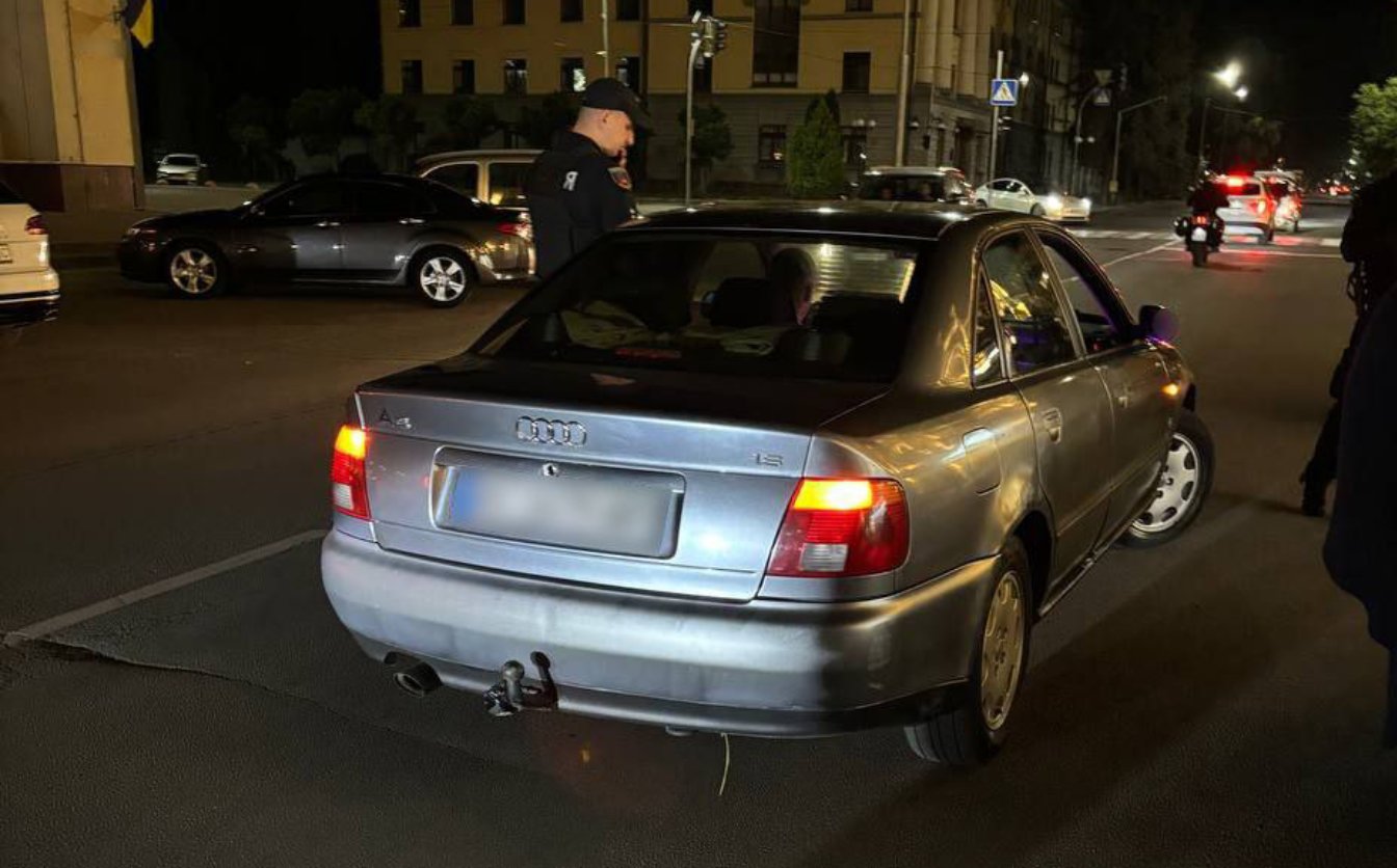 Пʼяний водій “Audi” вʼїхав у припарковану автівку в Черкасах