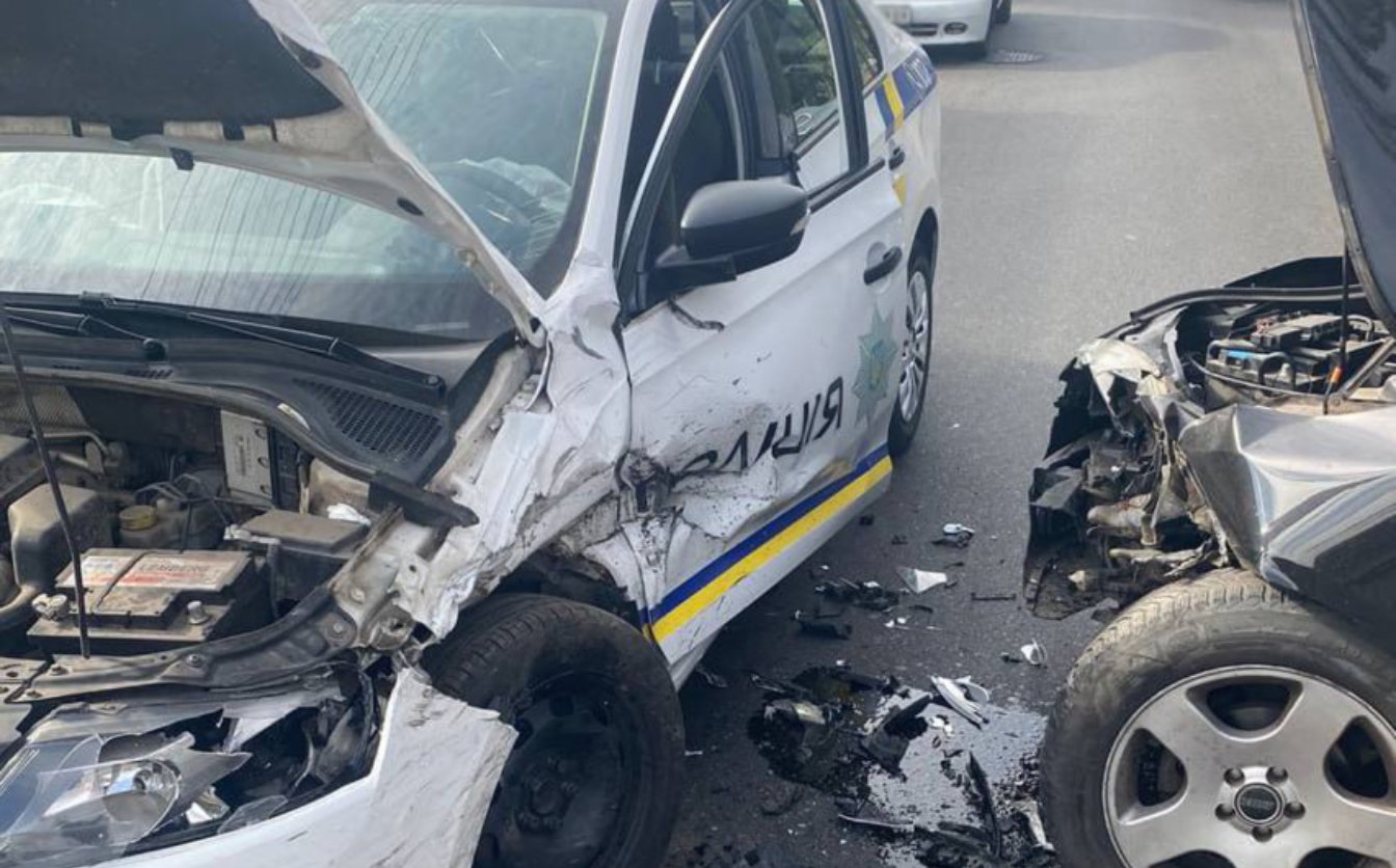 На водія, який скоїв ДТП зі службовим автомобілем поліції, склали протокол (ФОТО)