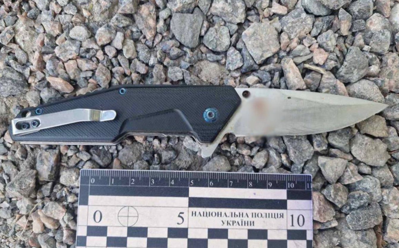 У Черкасах чоловік через ревнощі вдарив знайомого ножем у спину