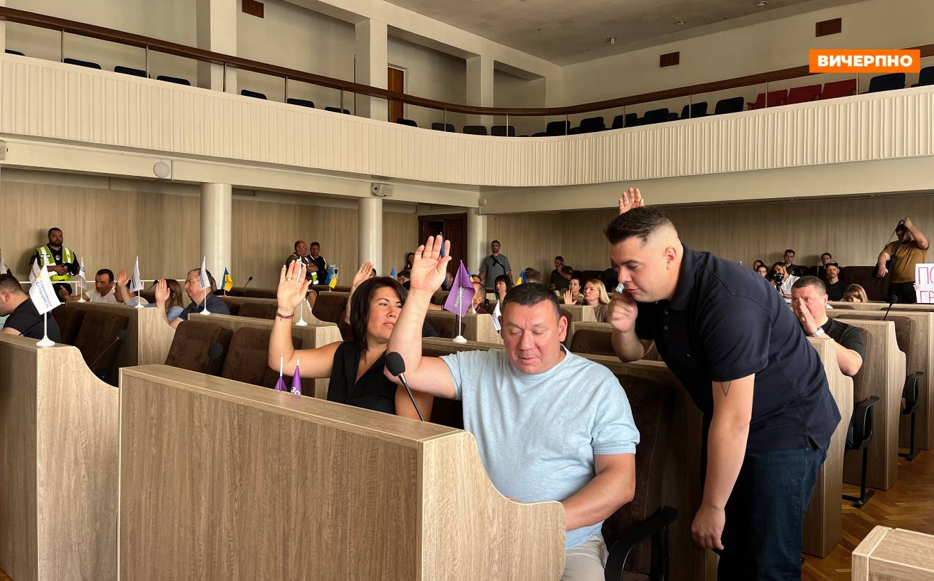 Двоє депутатів вийшли з земельної комісії ЧМР