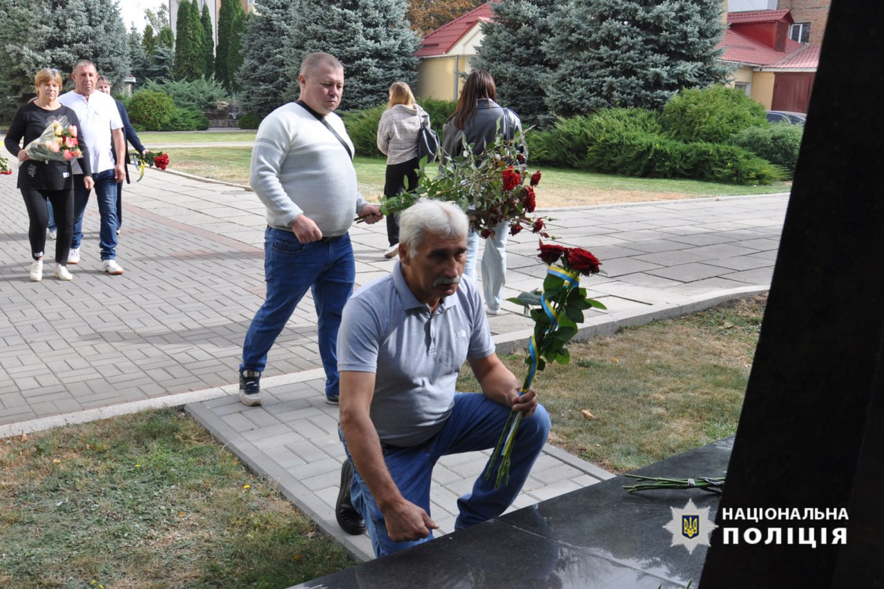 На честь загиблих черкаських правоохоронців висадили алею туй