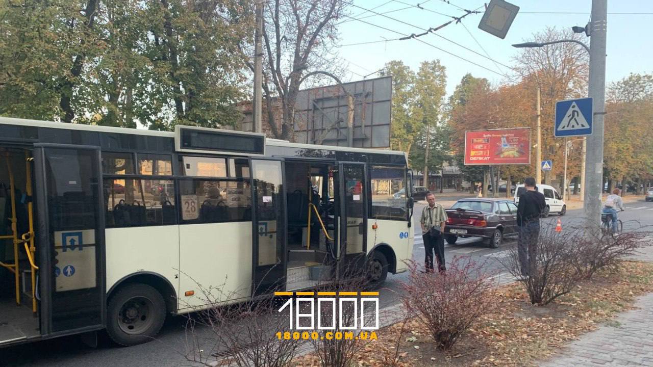 Автобус і легковик зіштовхнулися в Черкасах