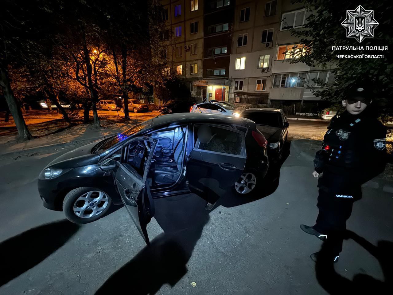 П’яна водійка в Черкасах здійснила наїзд на припарковану автівку (ФОТО)
