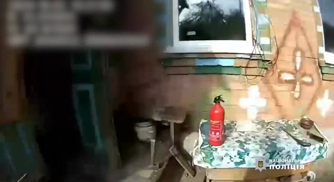 Будинок заповнив дим: на Звенигородщині правоохоронець врятував людину з вогню (ВІДЕО)