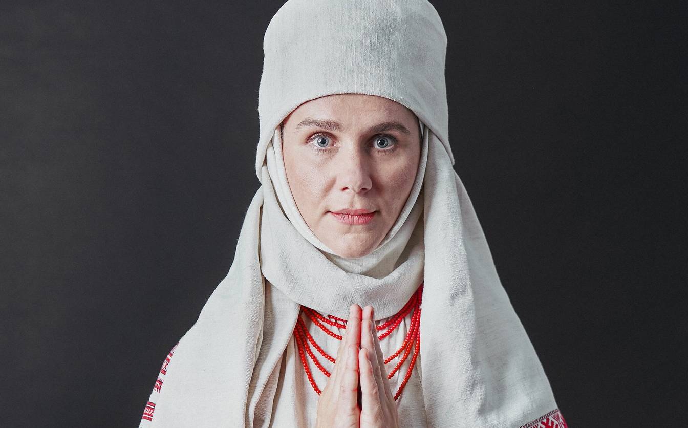 Жінка з Черкащини називає себе “Богородицею” та обіцяє “енергетичне зцілення”
