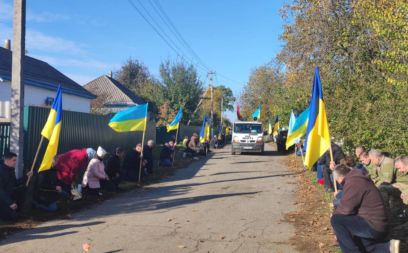 Стоячи на колінах Чорнобаївщина попрощалася з мужнім захисником (ФОТО)