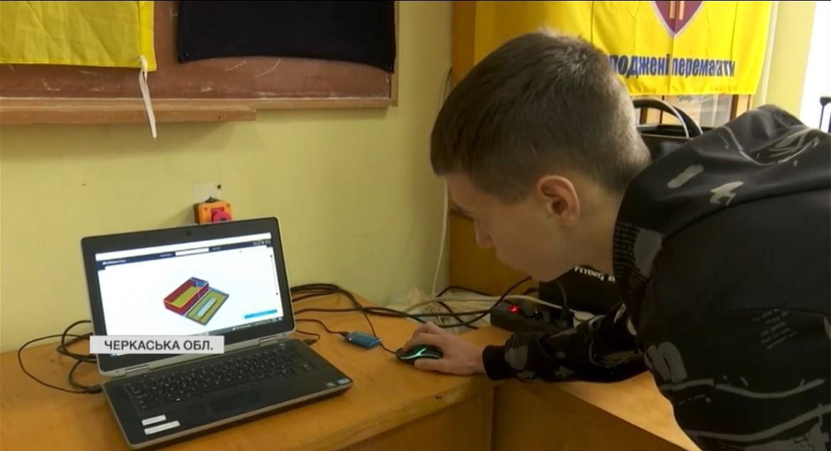 15-річний черкасець створює хвостовики, павербанки й ліхтарі для ЗСУ (ВІДЕО)