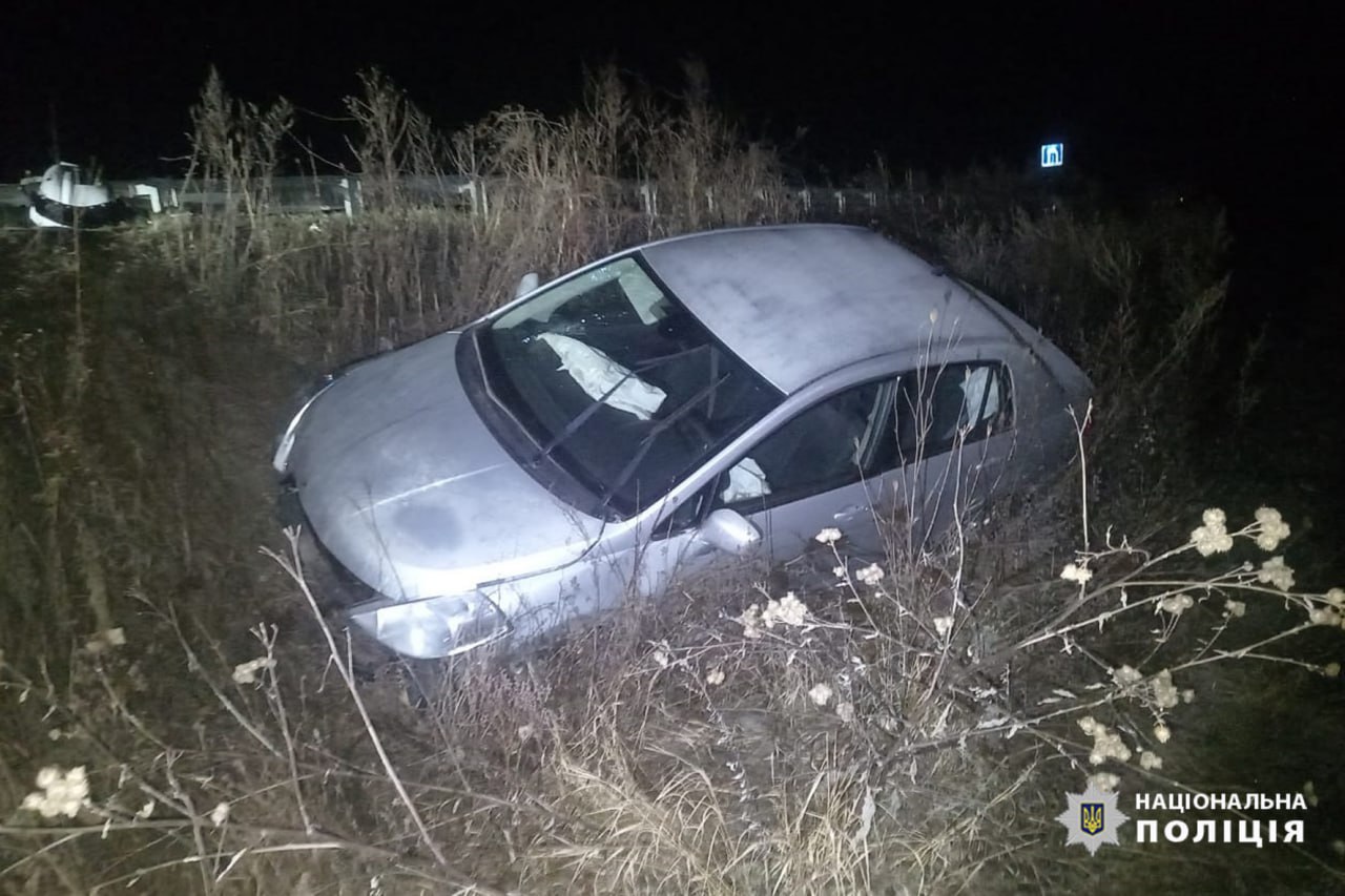 Є потерпіла: в Золотоноші автівка зіштовхнулася з металевим відбійником