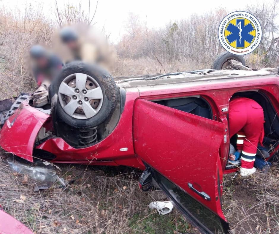 Авто злетіло з траси: внаслідок ДТП загинула черкащанка, ще двоє людей — в лікарні (ФОТО)