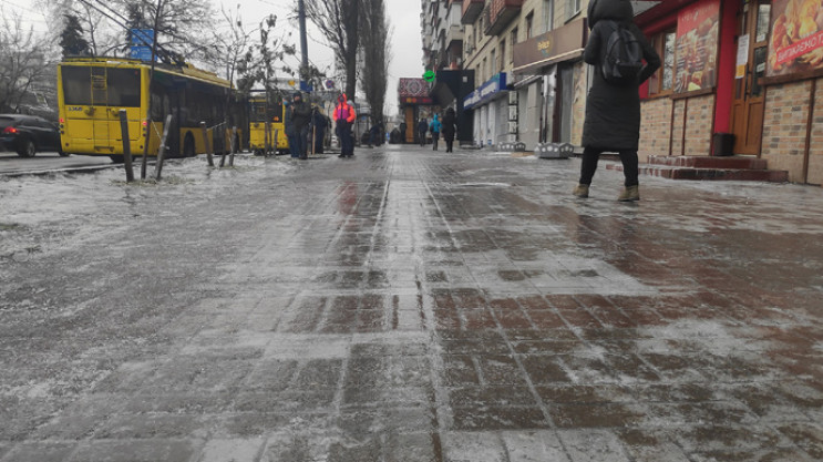 Деякі вулиці в Черкасах обробили протиожеледною сумішшю (ВІДЕО)