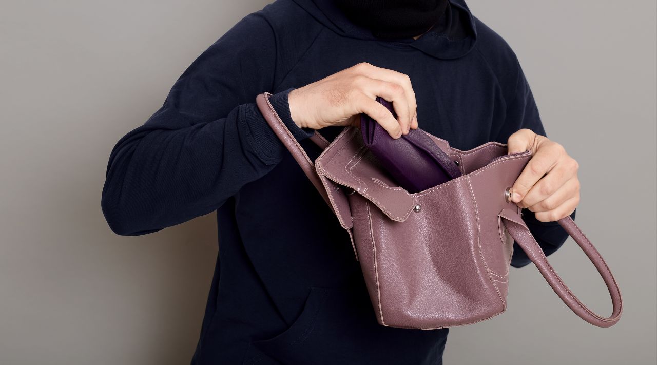 Жінку, яка напала на черкащанку з ножем, можуть помістити до лікувального закладу