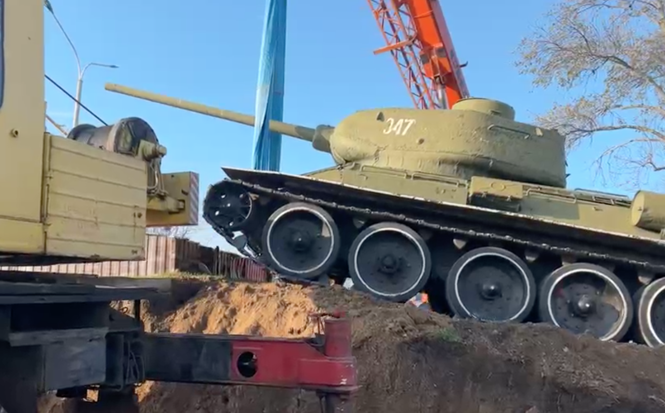 В Умані демонтували радянський танк та “пушку”