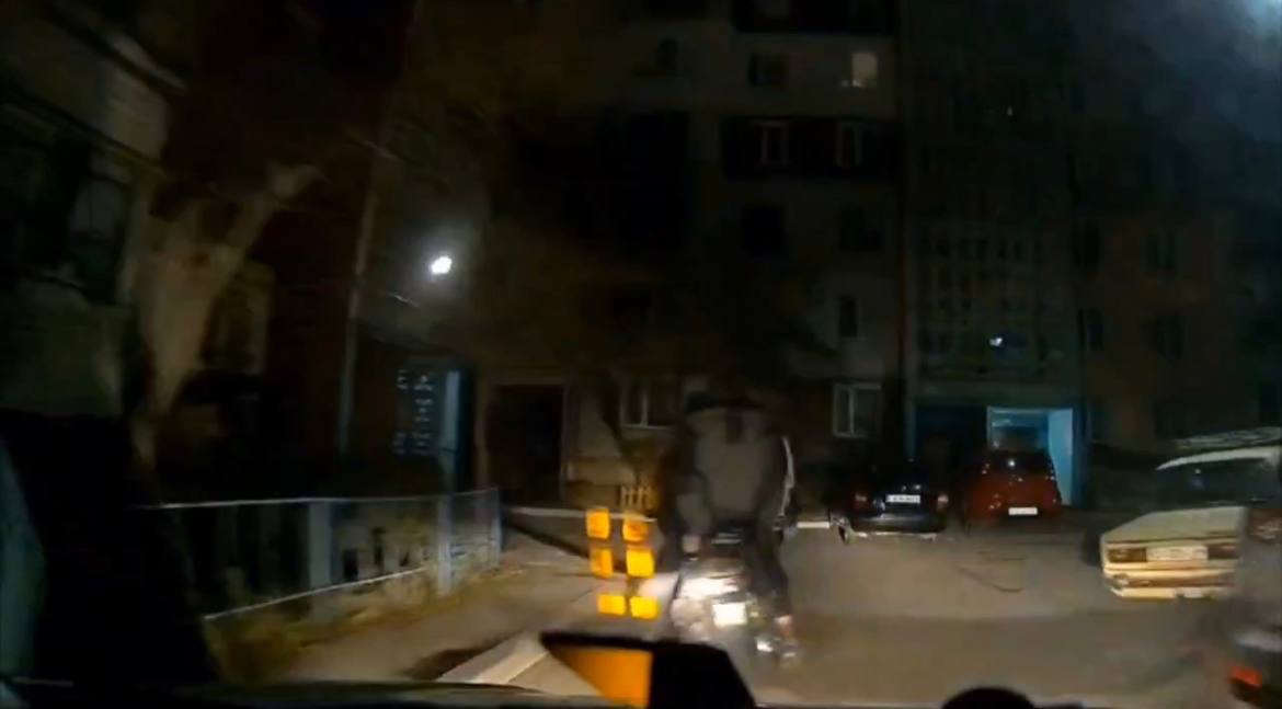 У Черкасах п’яний водій скутера тікав від правоохоронців та чинив опір (ВІДЕО)