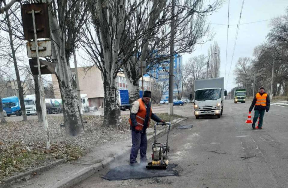 На одній з вулиць Черкас проводили ямковий ремонт