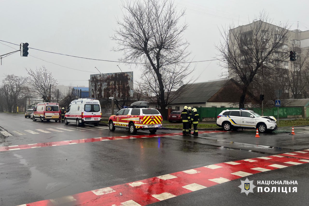 Є постраждалі та госпіталізовані: в Черкасах сталася ДТП за участі автівки поліцейських (ФОТО)