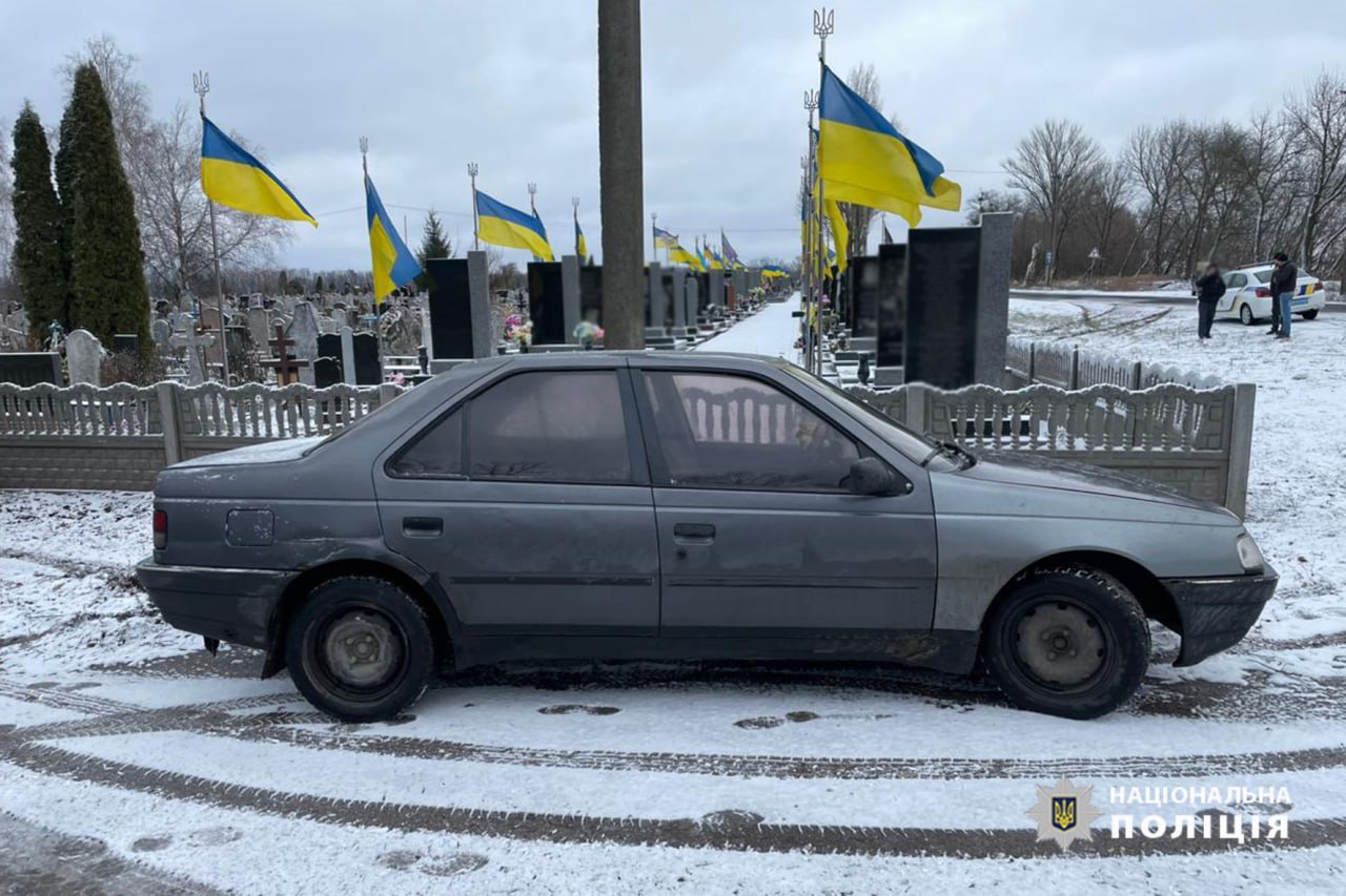 У Смілі автівка в’їхала в паркан кладовища (ФОТО)
