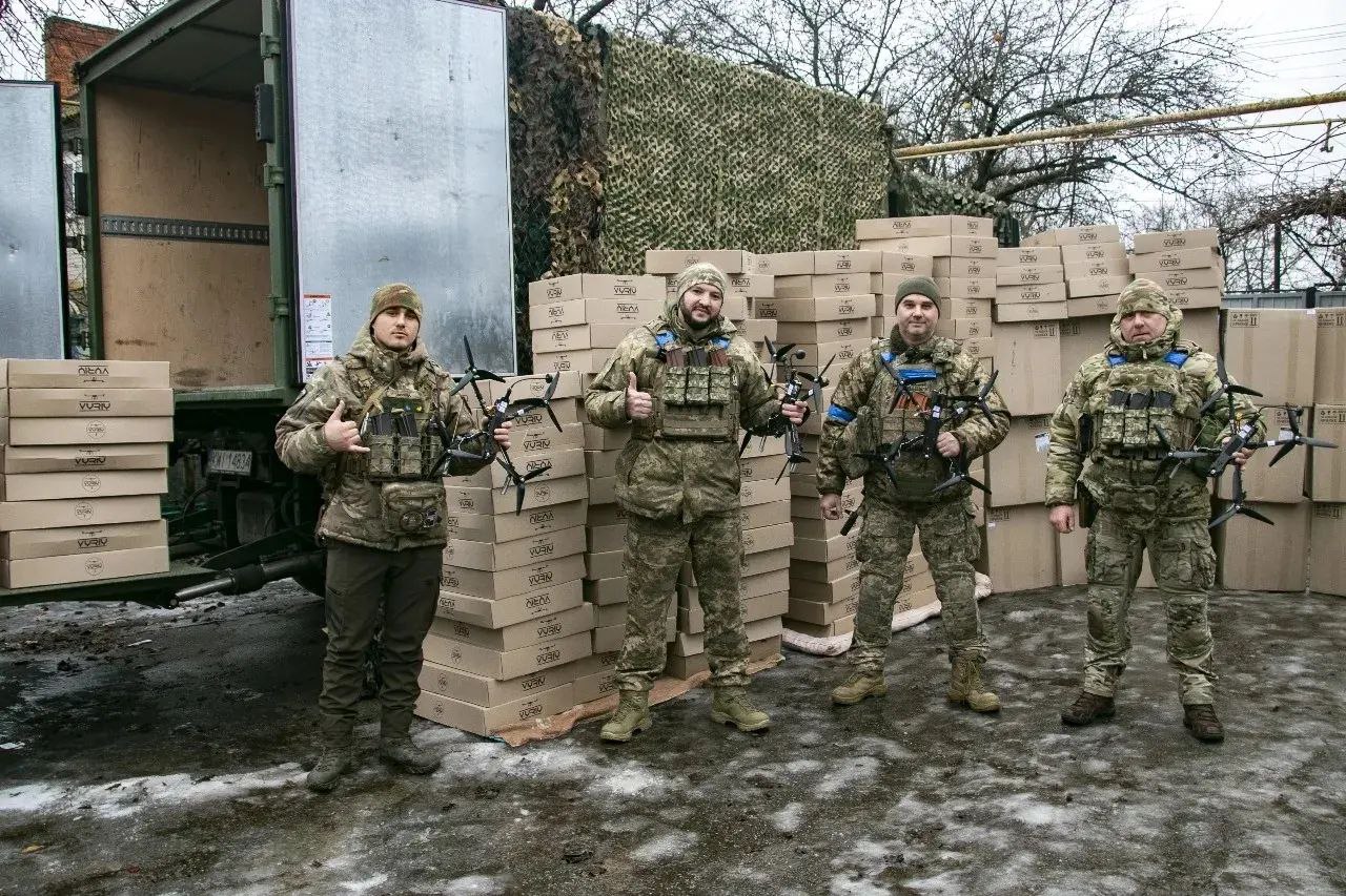 300 дронів та п’ять бінокулярів отримали українські захисники від Черкас (ФОТО)
