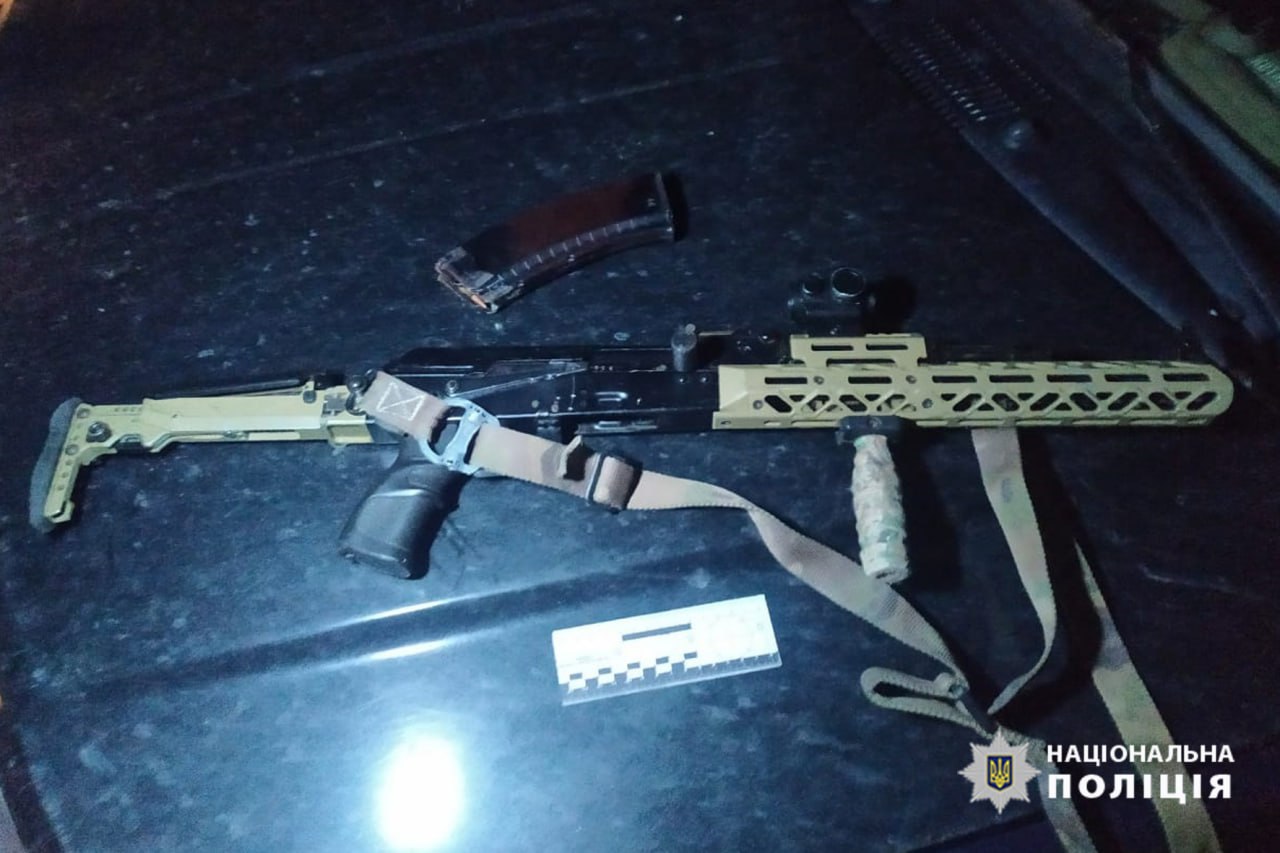 Правоохоронці зупинили на Звенигородщині автівку зі зброєю та боєприпасами (ФОТО)