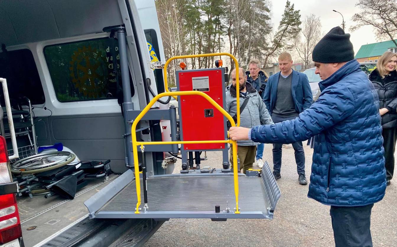 Смілянській лікарні благодійники передали автомобіль та реабілітаційне обладнання