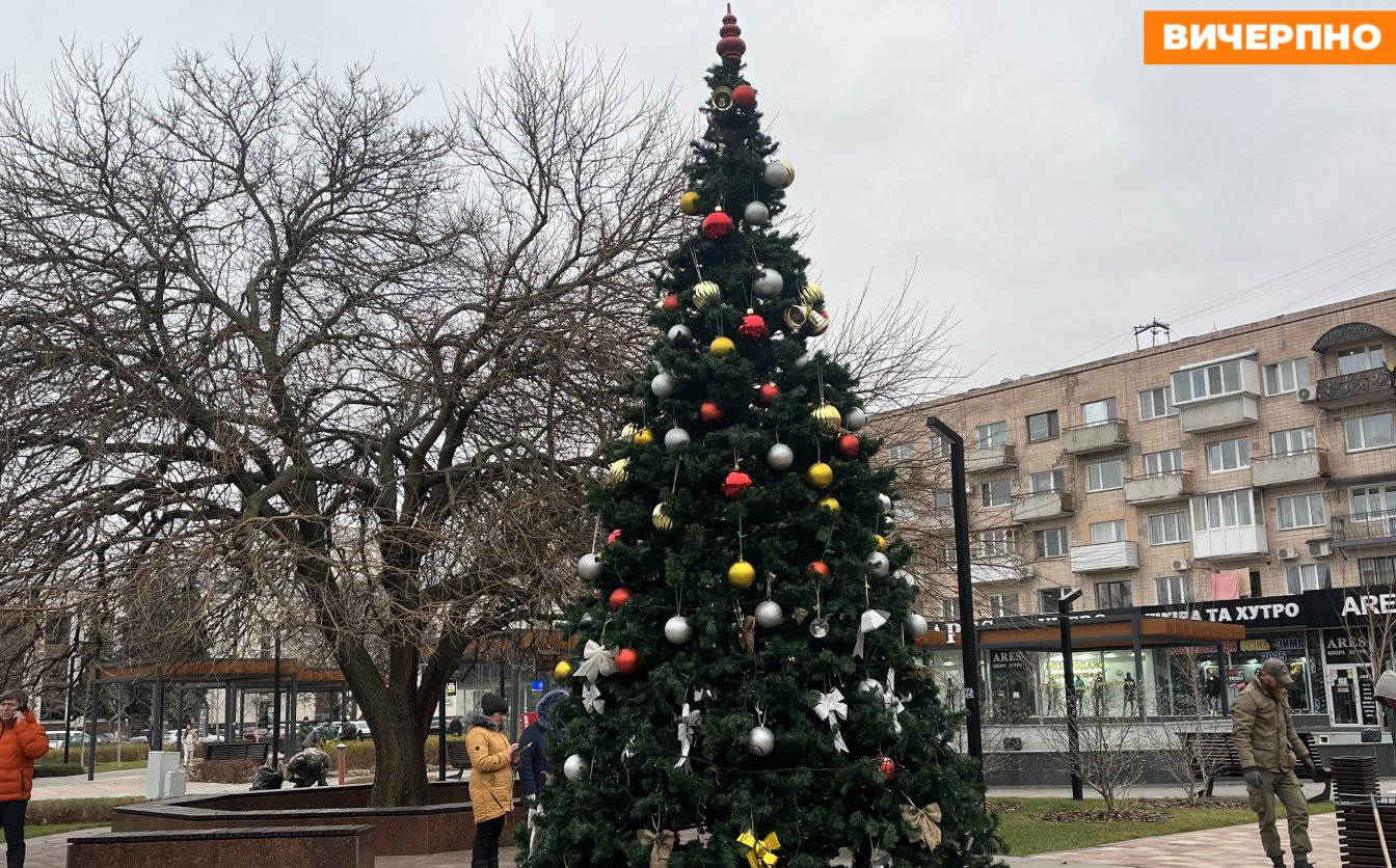 У сквері “Юність” встановили ялинку (ФОТО)
