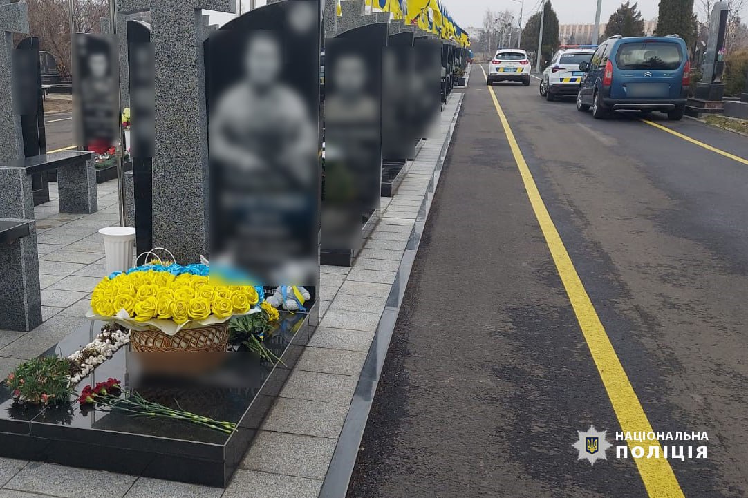 Жінку, яка обікрала могилу військовослужбовця в Черкасах, засудили