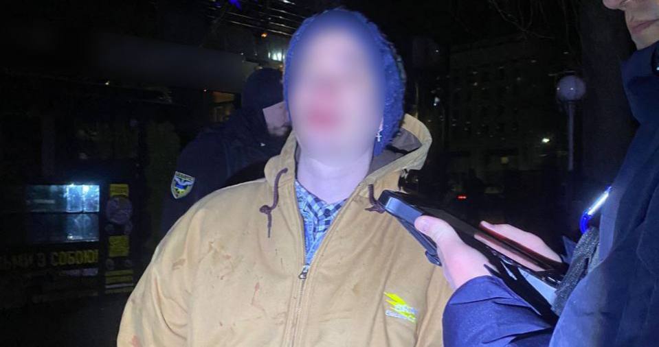 Двоє невідомих обікрали чоловіка в центрі Черкас (ФОТО)