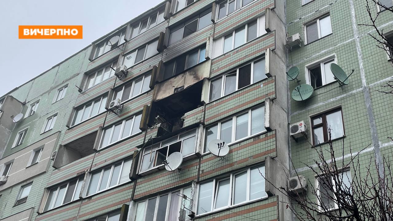 “Квартира не придатна для життя”: репортаж із місця, куди в Черкасах упали уламки ворожого БпЛА (ФОТО, ВІДЕО)