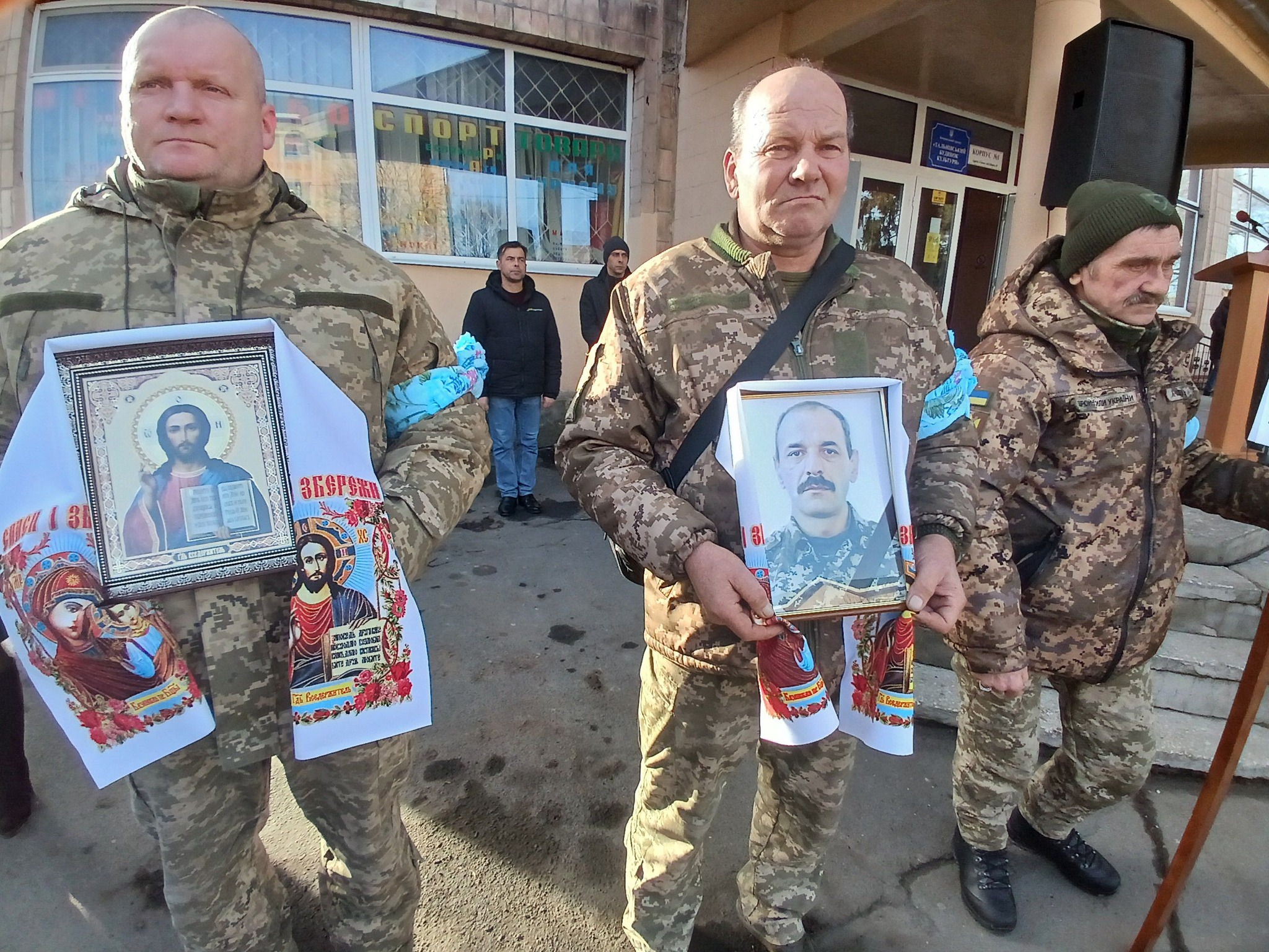 Здійснив понад сотню поїздок у зони бойових дій: на Черкащині попрощалися з патріотом України (ФОТО)