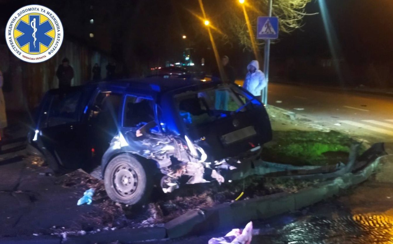Аварія в Черкасах: двох людей госпіталізували до медзакладу